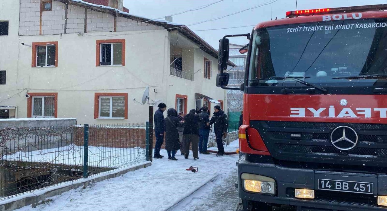 Boluda evde çıkan yangında 3ü çocuk 4 kişi dumandan etkilendi