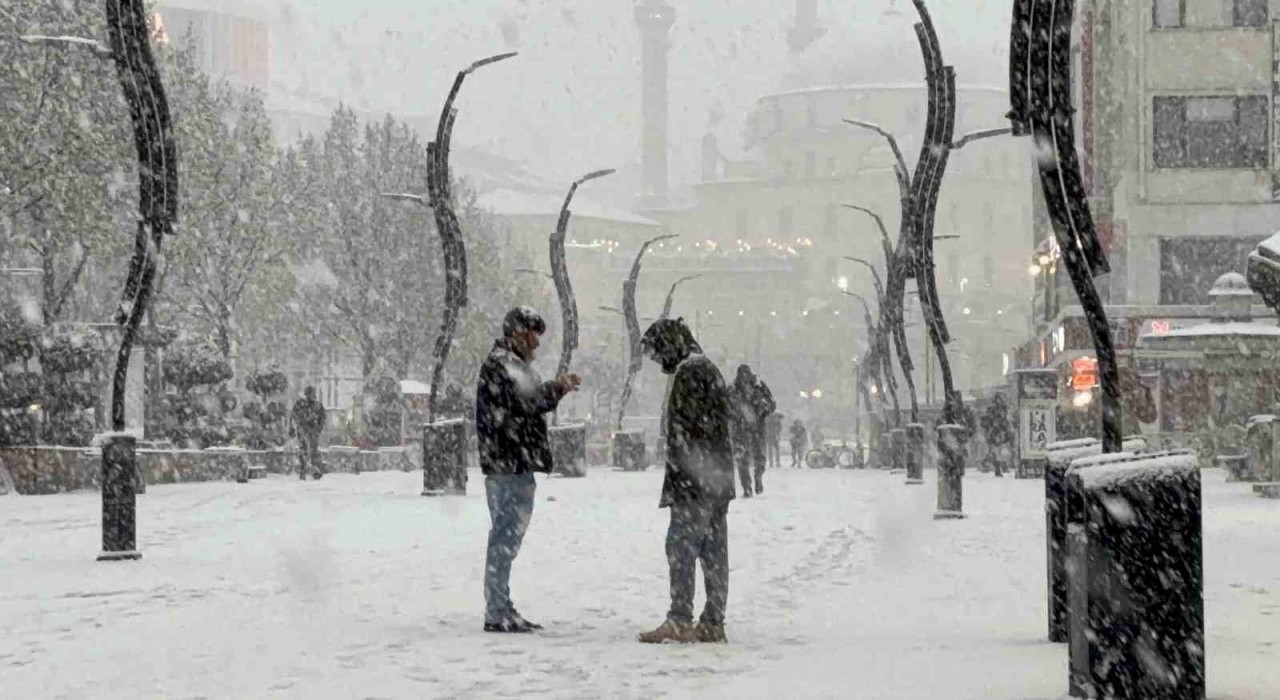 Boluda lapa lapa kar yağışı etkili oluyor