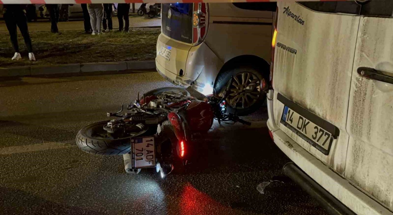Boluda minibüsün altında kalan motosiklet sürücüsü hayatını kaybetti