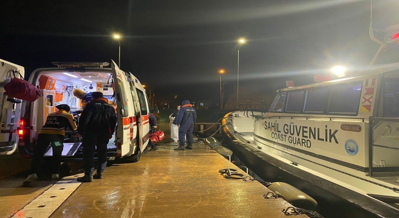 Bozcaadada rahatsızlanan vatandaş Sahil Güvenlik ekiplerince tahliye edildi