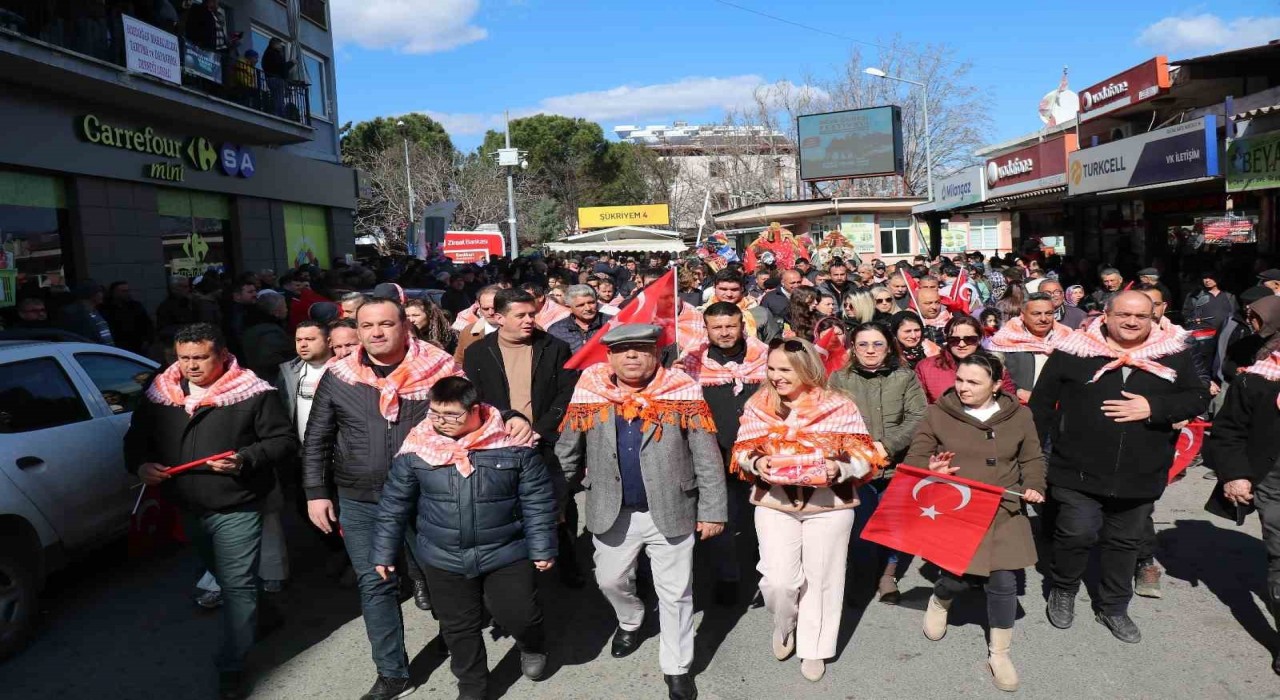 Bozdoğanda Deve Güreşi Fesivali öncesi renkli kortej