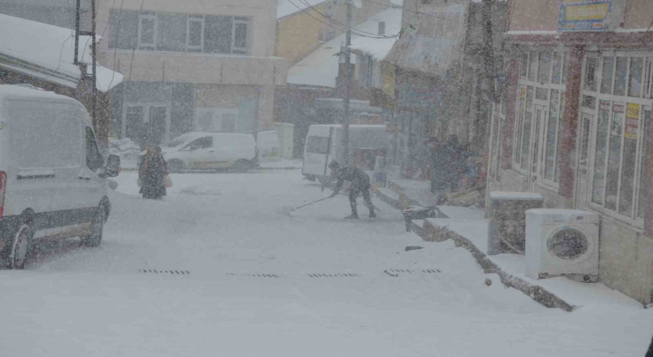 Bulanıkta 48 köy yolu ulaşıma kapandı