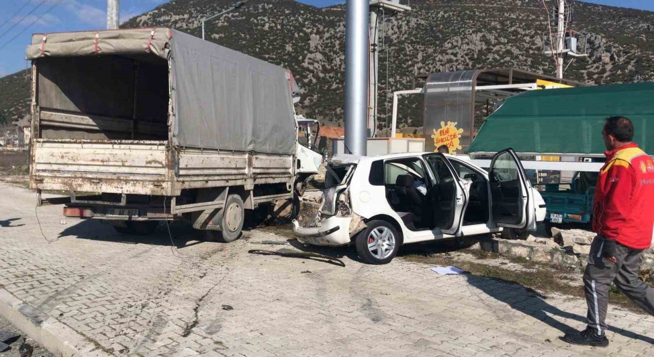 Burdurda kamyonet ile otomobil çarpıştı: 4 yaralı