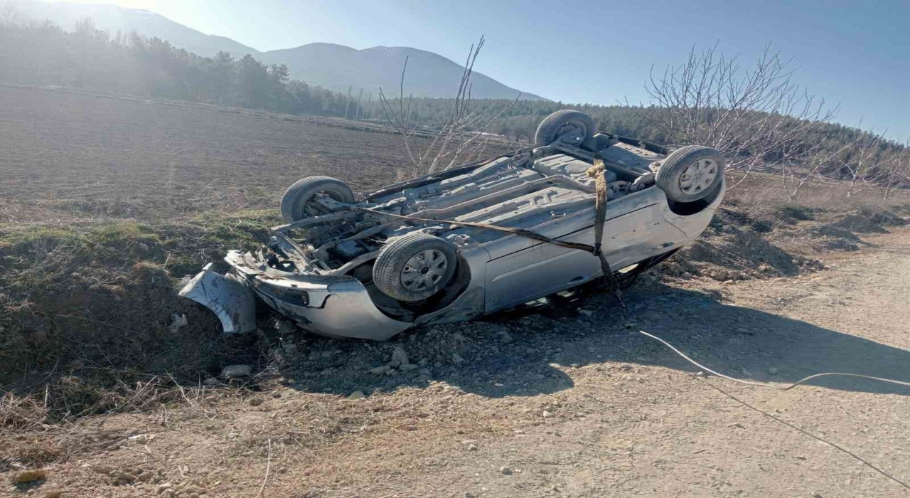 Burdurda otomobil devrildi: 3 yaralı