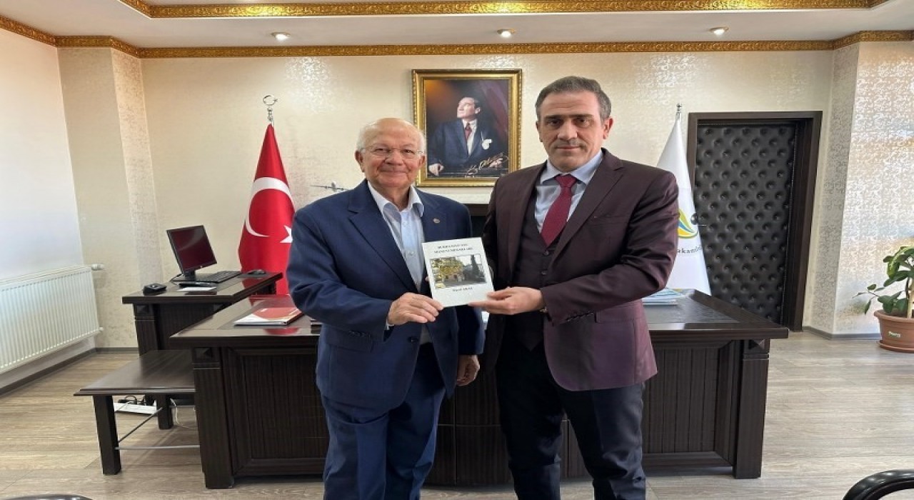 Burhaniyede Yazar Yücel Aras, son kitabını Kaymakam Memişe takdim etti