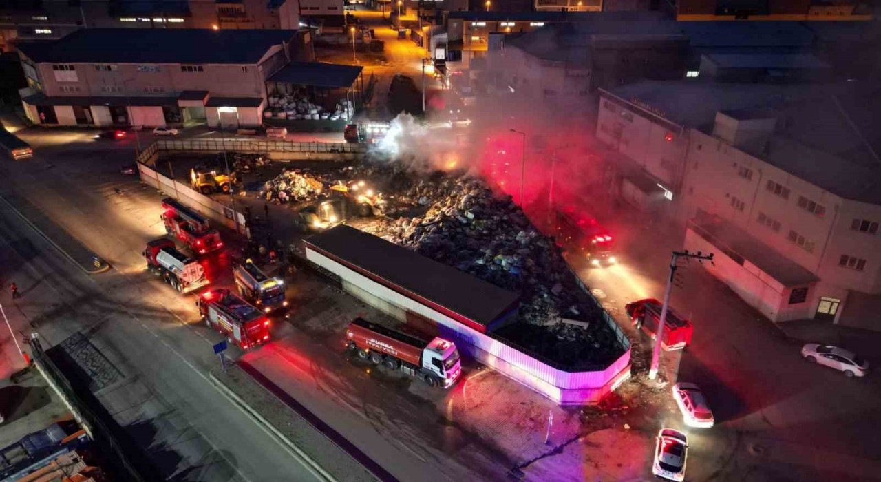 Bursada çöp toplama merkezinde çıkan yangın kontrol altına alındı