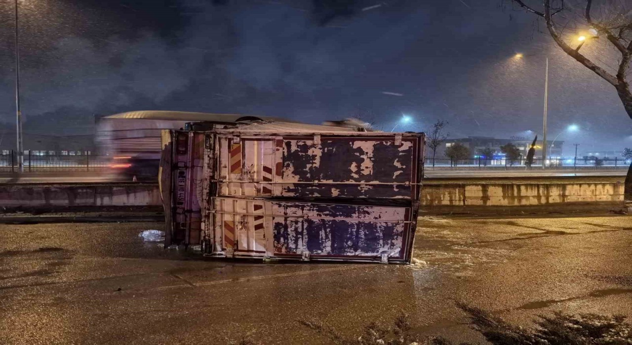 Bursada içecek yüklü kamyon devrildi