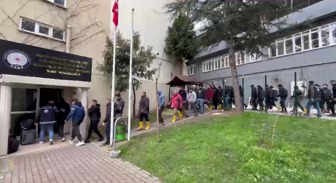 Bursada kaçak göçmen operasyonu: 47 göçmen yakalandı, 4 şüpheli gözaltına alındı