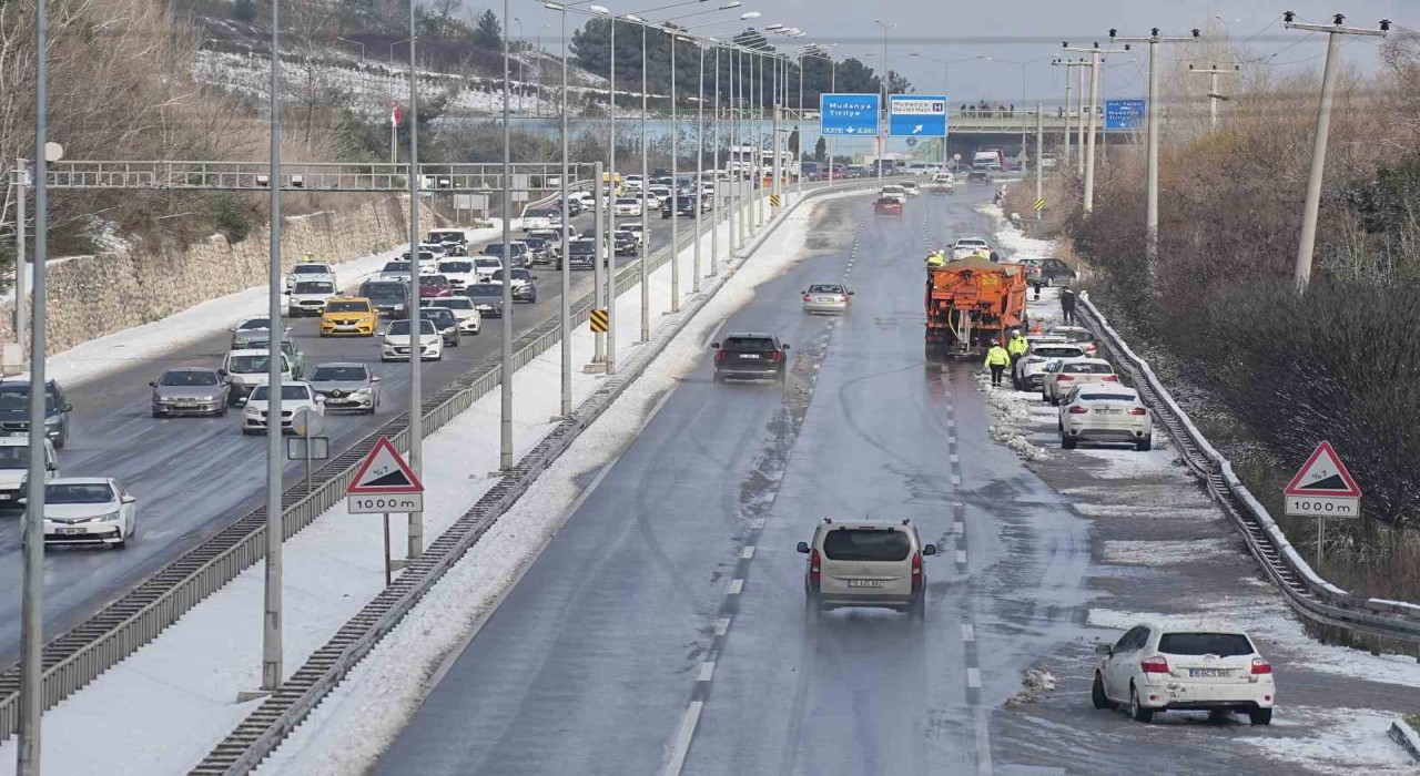 Bursada kardan kapanan Mudanya yolu açıldı