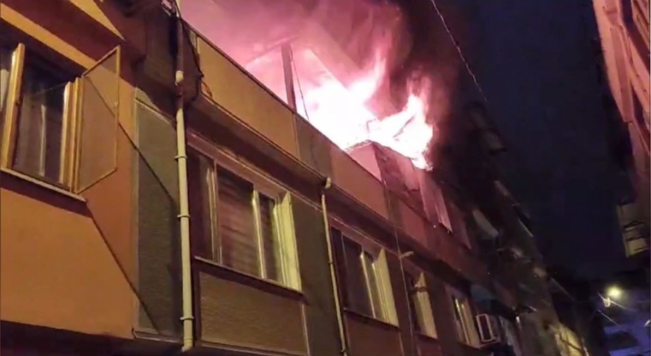 Bursada korkutan yangın: Alevlerle mücadele eden ekiplerin üzerine elektrik teli düştü