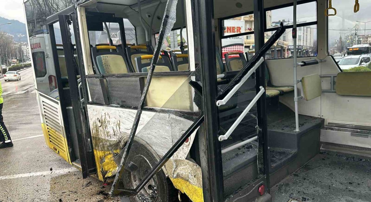 Bursada okul servisi otobüsle çarpıştı: 9 yaralı