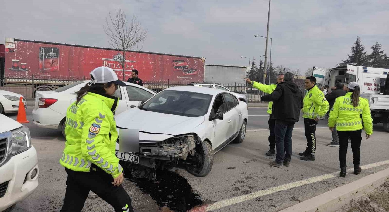 Bursada otomobiller çarpıştı: 2 yaralı