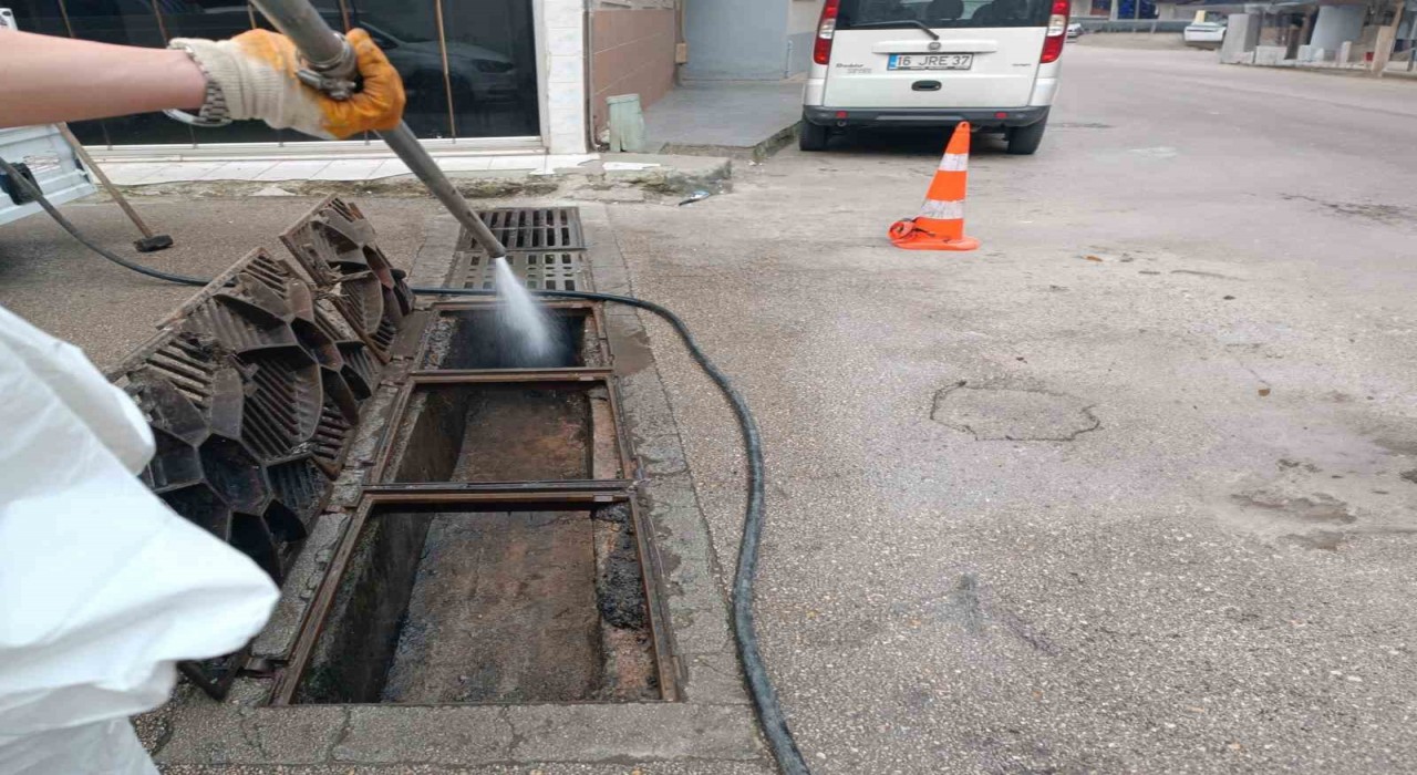 Bursada sel ve taşkın riskine karşı mazgallar temizleniyor