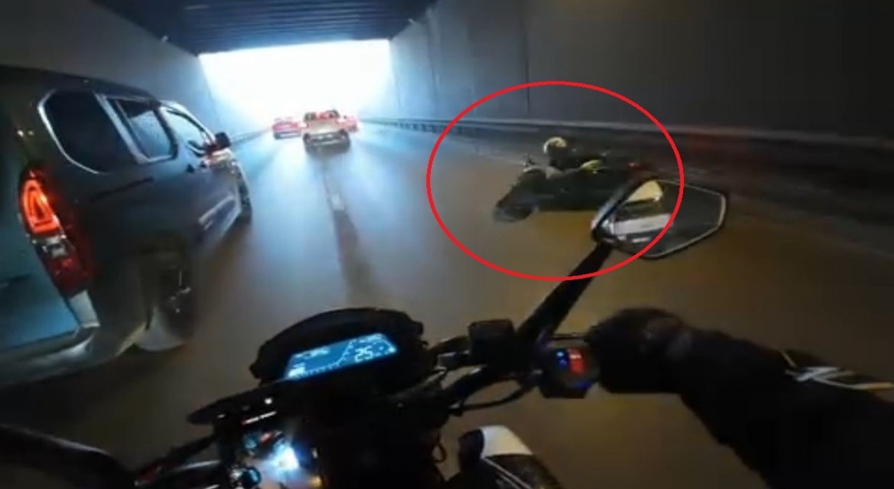 Bursada şerit değiştiren otomobile çarpan motosikletli böyle savruldu
