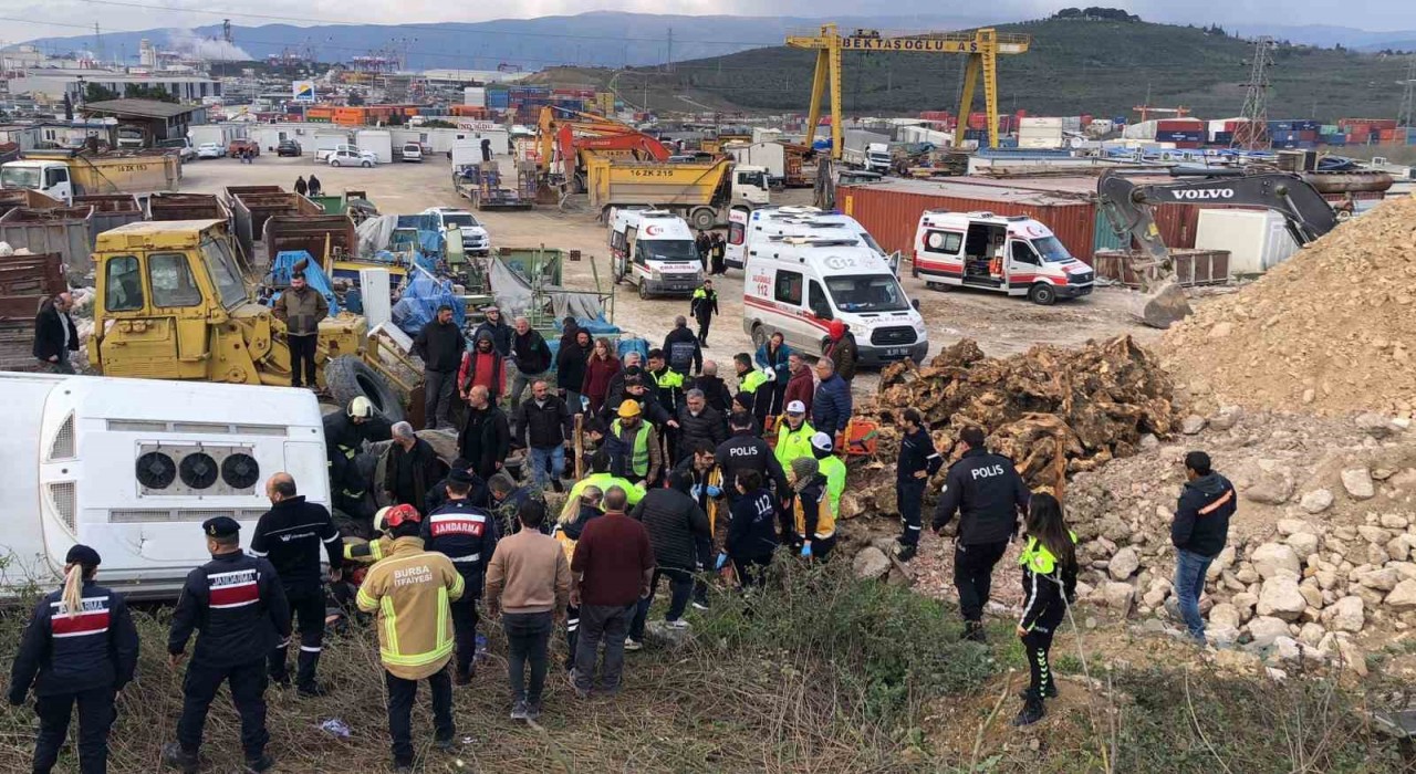 Bursada servis otobüsü kaza yaptı: 15 yaralı