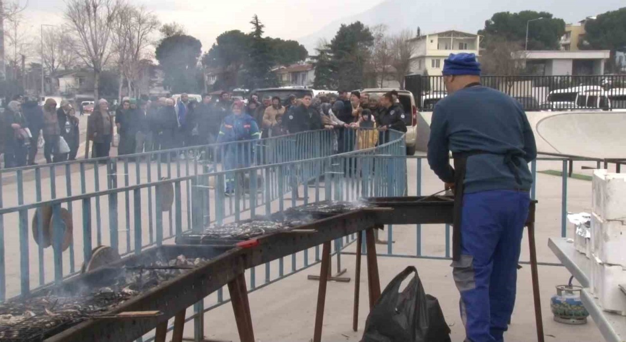 Bursa Hamsi Festivali’nde Kuyruklar Oluştu, İzdiham Yaşandı