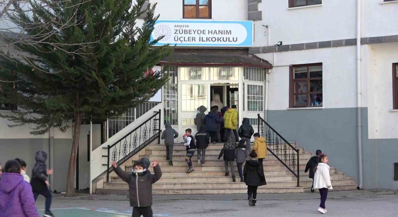 Bütün okul yağan karın altında oynadı, valilik o görüntüleri paylaştı