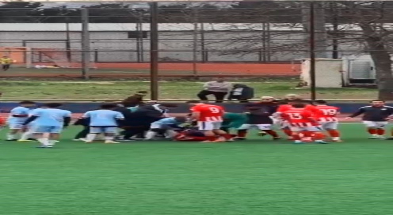 Büyükçekmecede amatör lig maçında sahada tekme tokat kavga