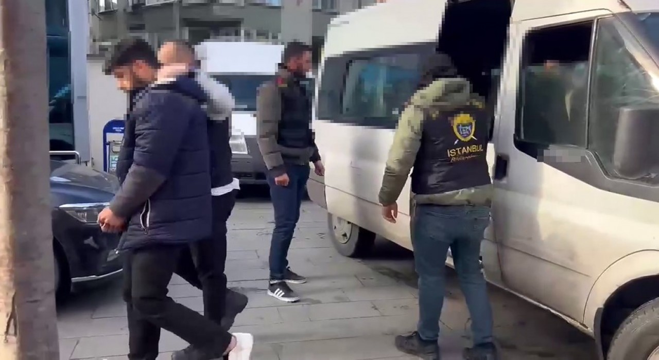 Büyükçekmecede dükkanı basıp baba ve oğlunu yaralayan şüpheliler adliyeye sevk edildi