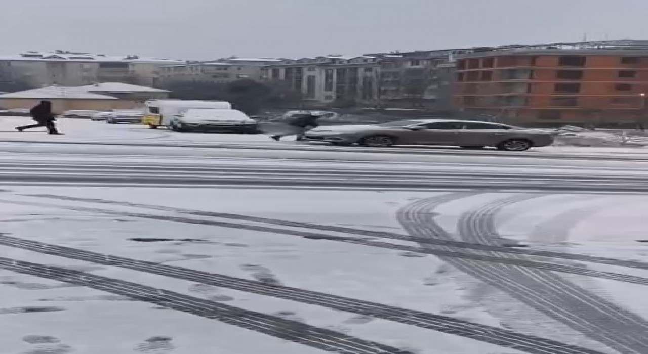Büyükçekmecede el freni çekilen araç kayarak elektirik direğine çarptı