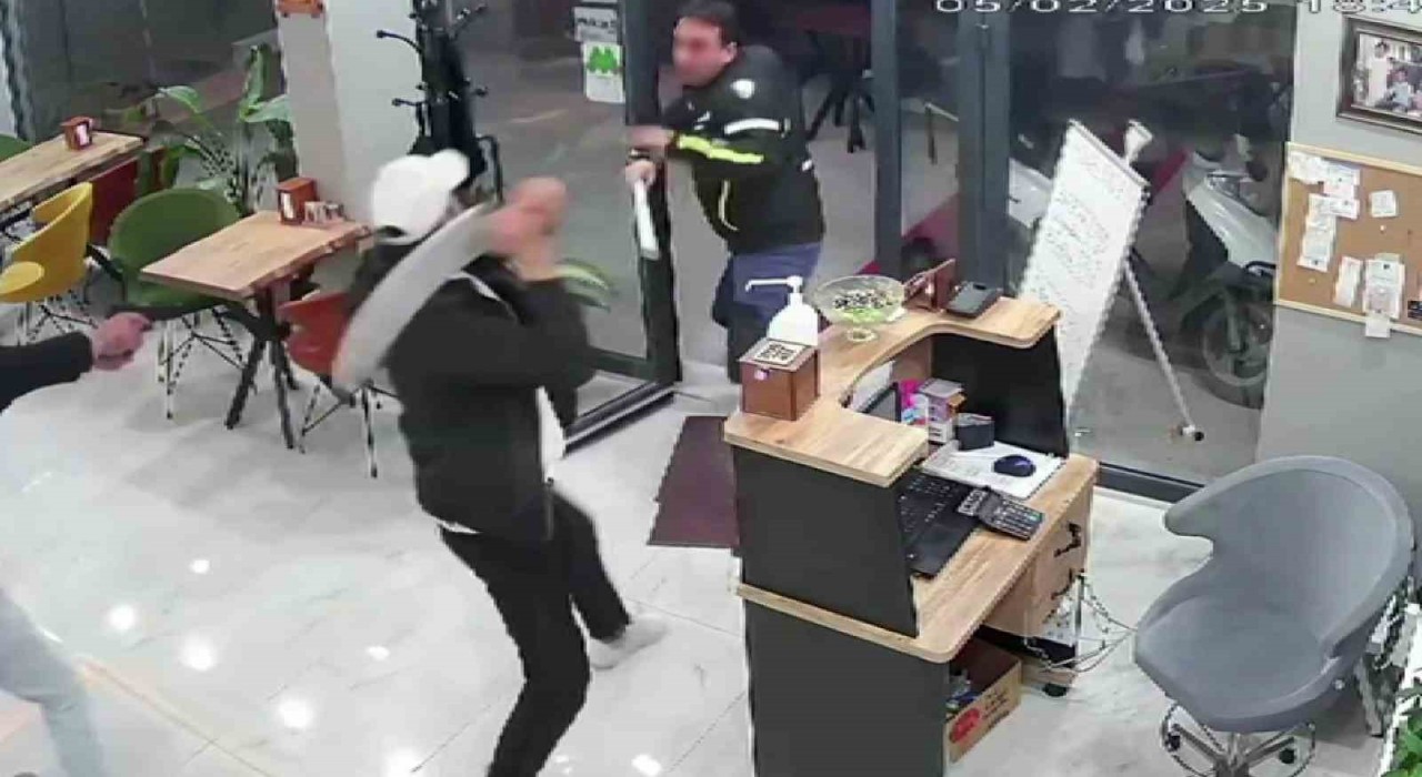 Büyükçekmecede lokantada palalı, silahlı kavga kamerada: 2 yaralı