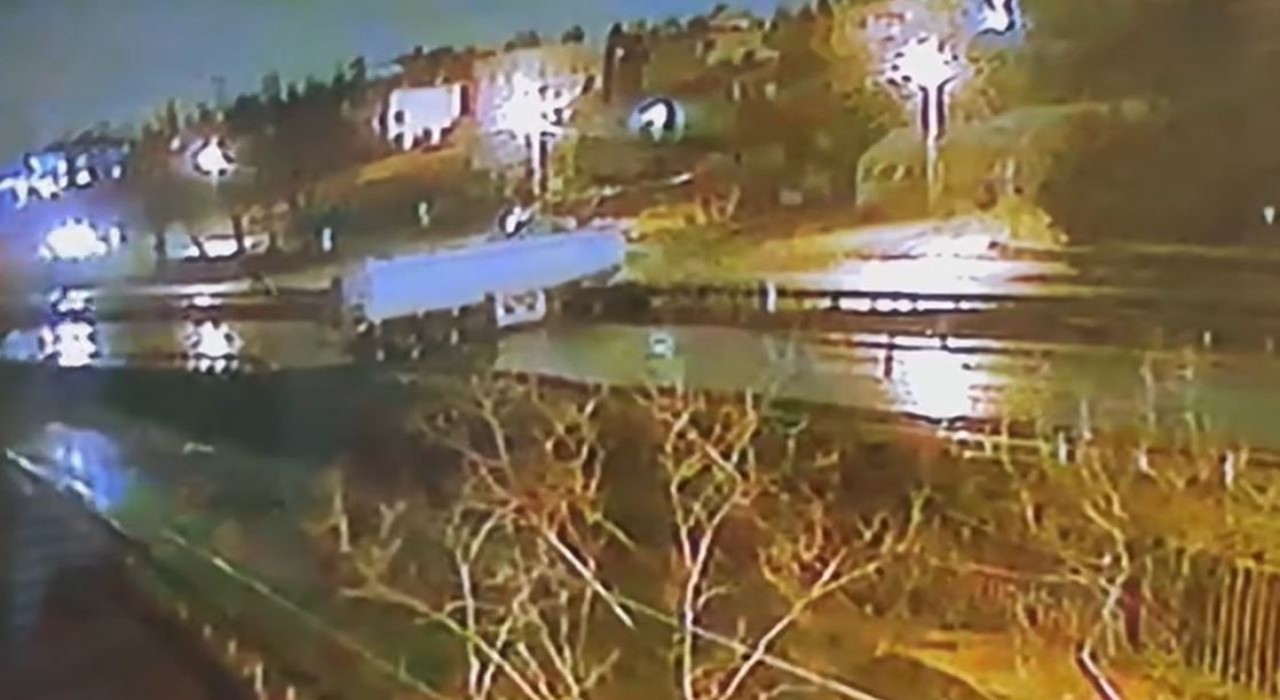 Büyükçekmecede tır kazası kameraya yansıdı