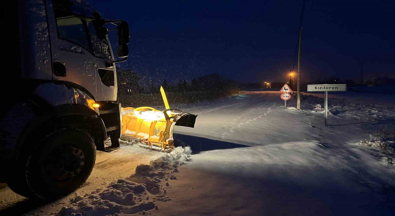 Büyükşehir, kardan kapanan142 mahalle yolunu açtı