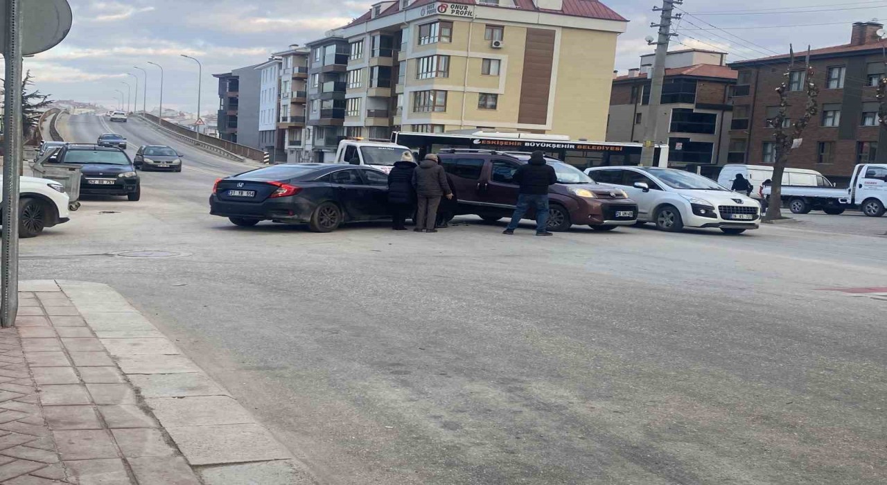 Cadde ile sokak kesişiminde çarpışan 2 araç hasar gördü