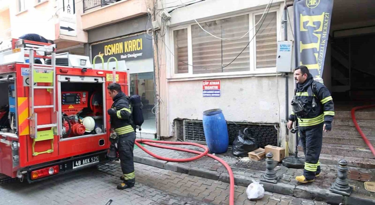 Çatı yangını itfaiyeyi seferber etti