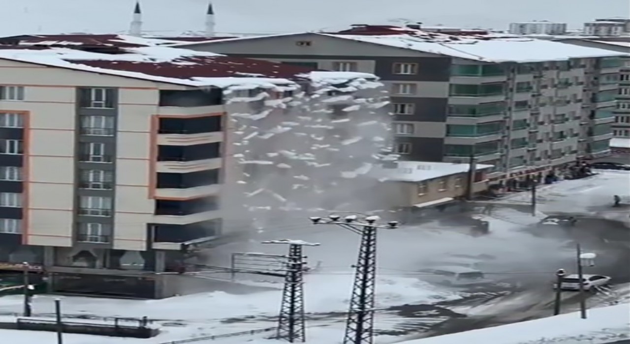 Çatıda biriken karlar şelale gibi caddeye aktı