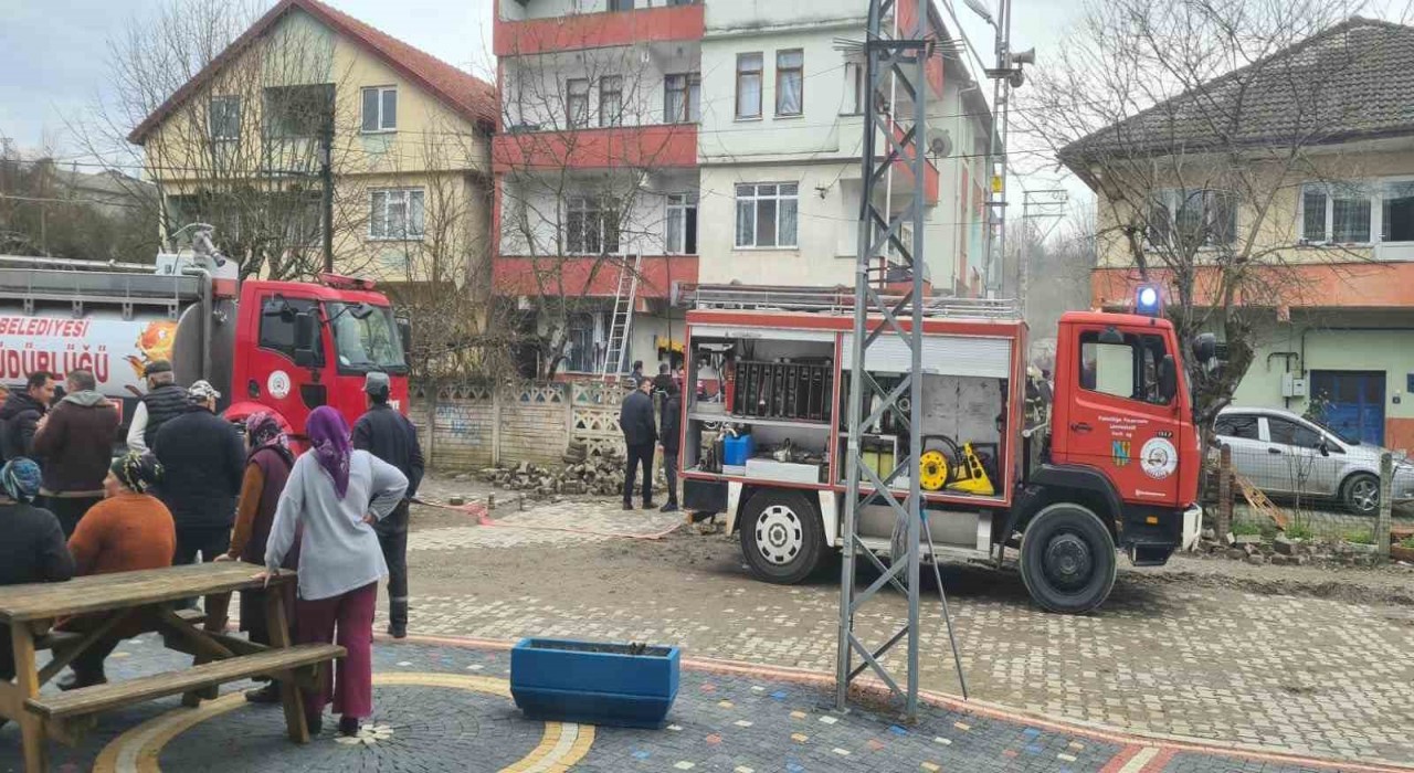 Çaycumada 4 katlı evde yangın çıktı