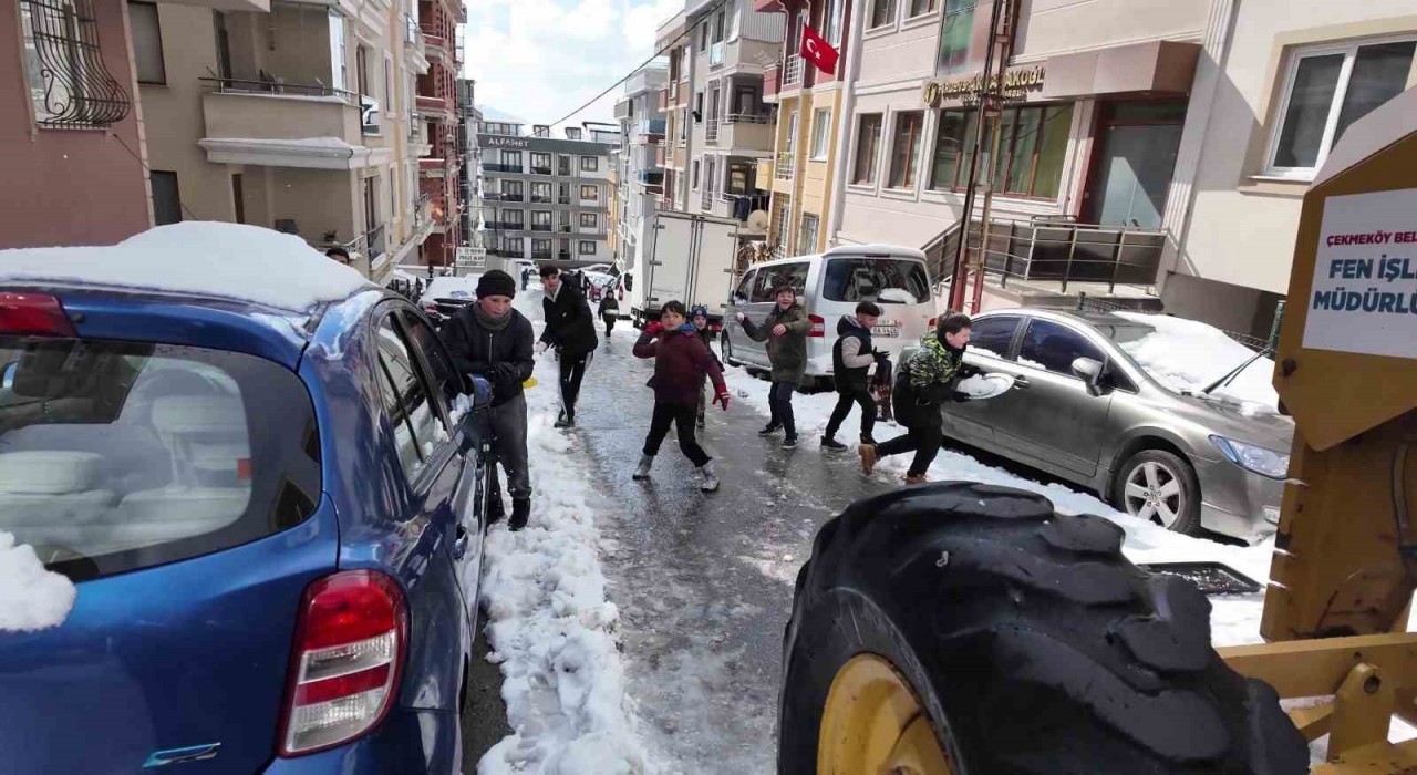 Çekmeköyde kar keyfi: Çocuklar kar küreme ekiplerine ‘dur dedi