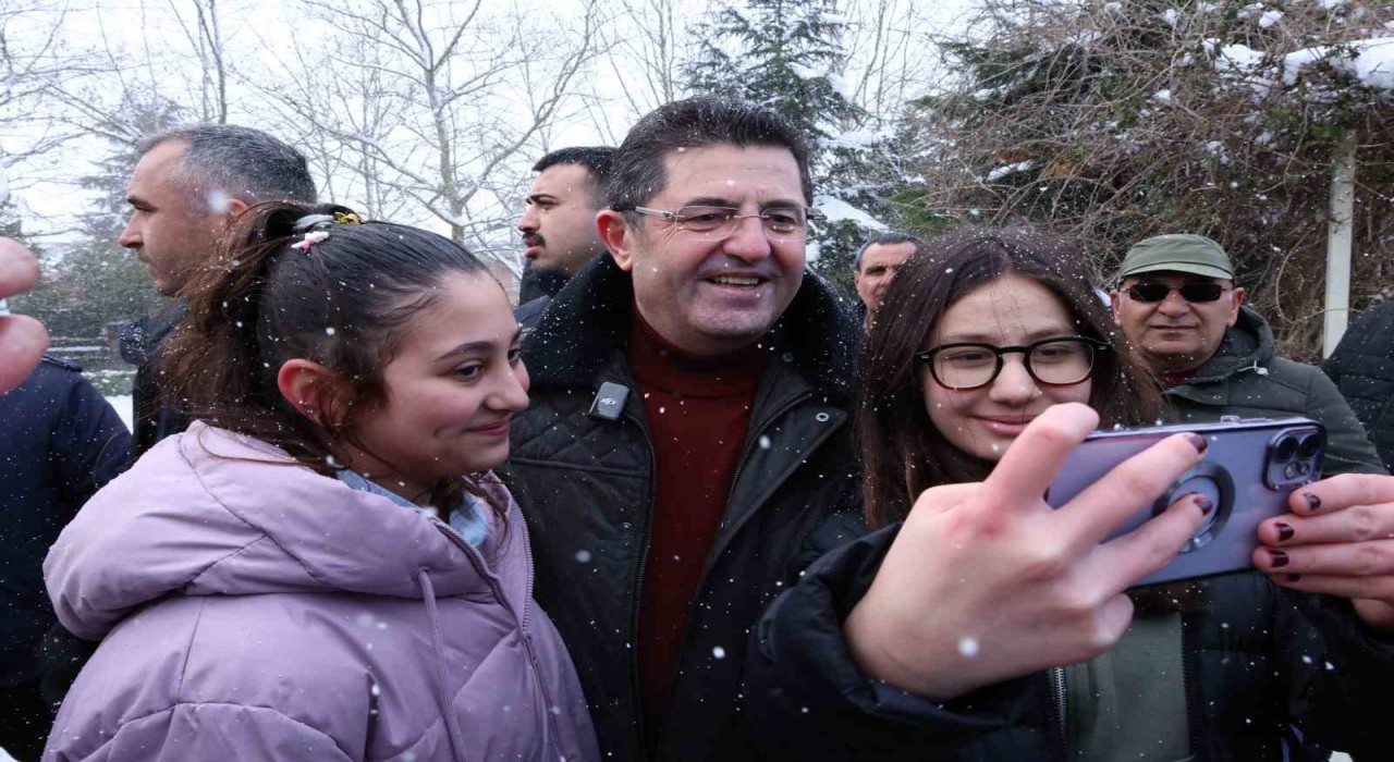 Çekmeköyde kar topu şenliğinde doyasıya eğlence