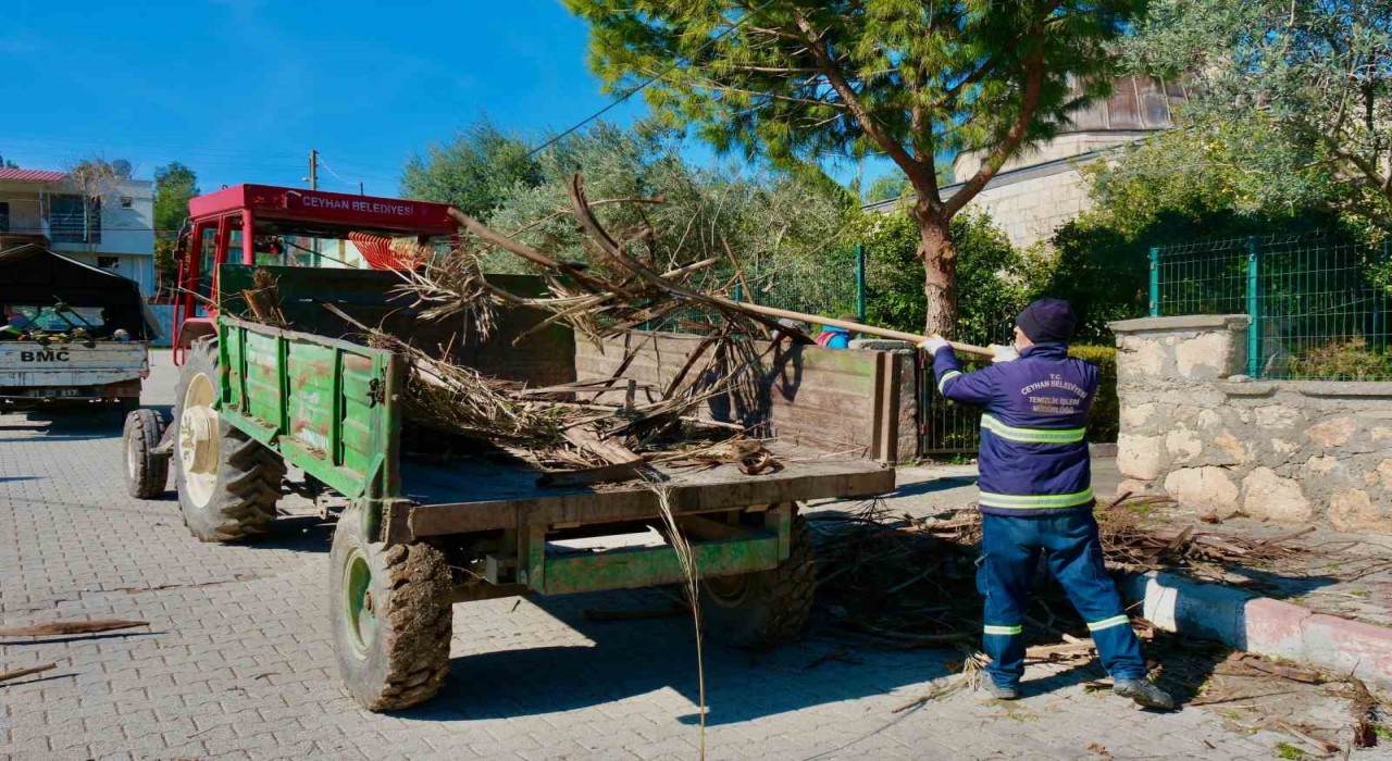 Ceyhan Belediyesi Kurtkulağı Mahallesine çıkartma yaptı
