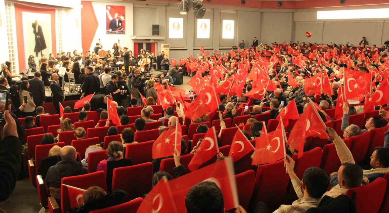 CHP Genel Başkanı Özel, Manisada senfoni konserine katıldı