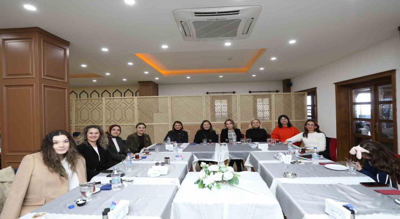CHPli belediye başkanlarının eşleri Ortak akıl için buluştu