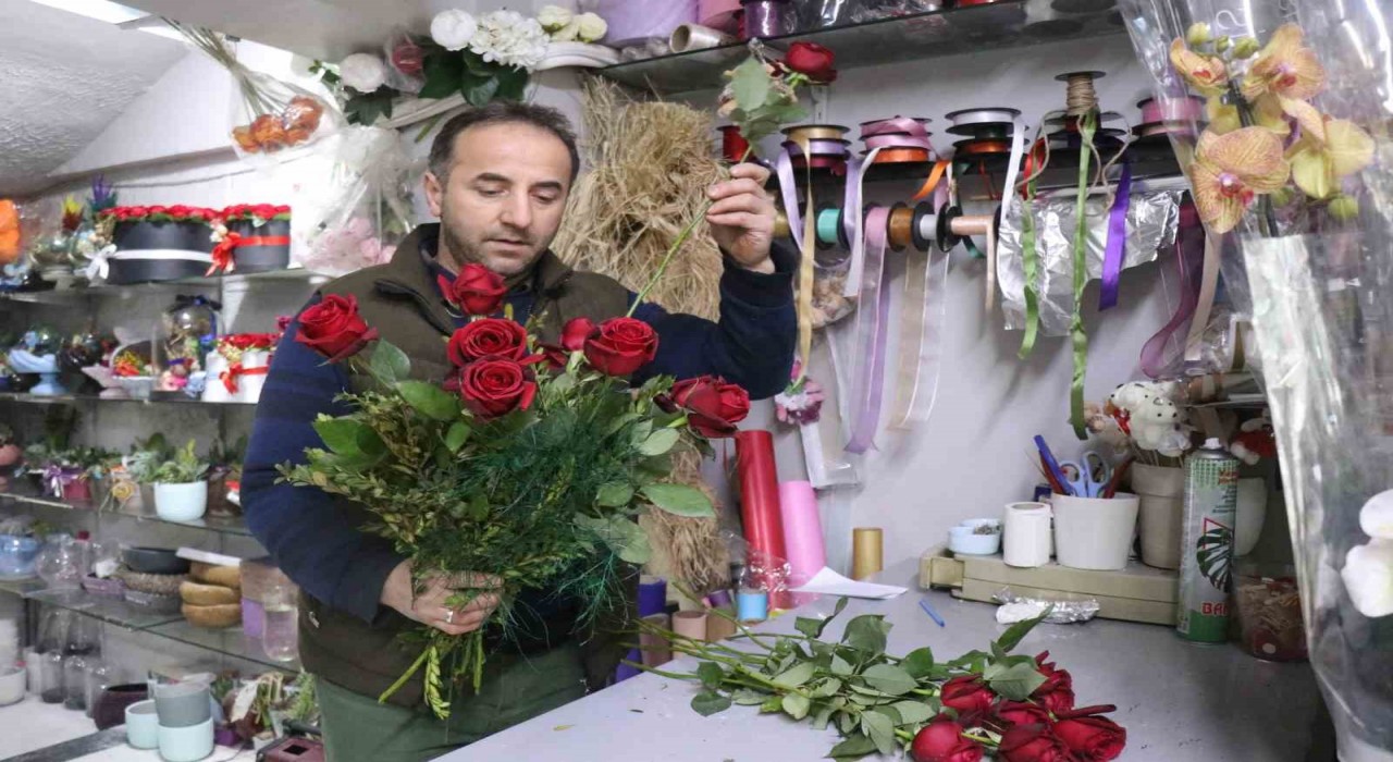 Çiçekçilerin 14 Şubat mesaisi: Tek bir gül 150, buket 500 liradan alıcı buluyor