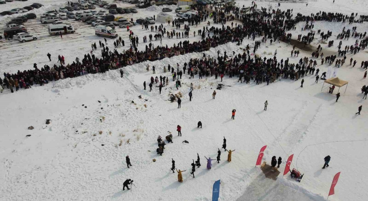 Çıldır Gölü Buz Şenliğine yoğun ilgi