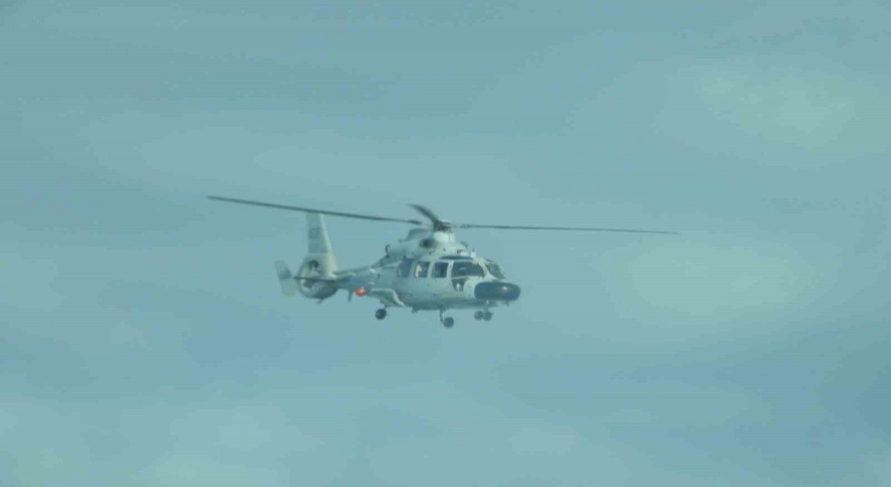 Çin askeri helikopteri, ihtilaflı bölgede Filipinler uçağının 3 metre yakınında uçtu