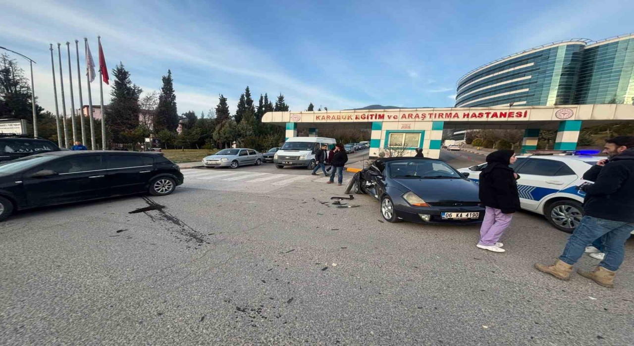 Ciple çarpışan otomobildeki 2 kişi yaralandı