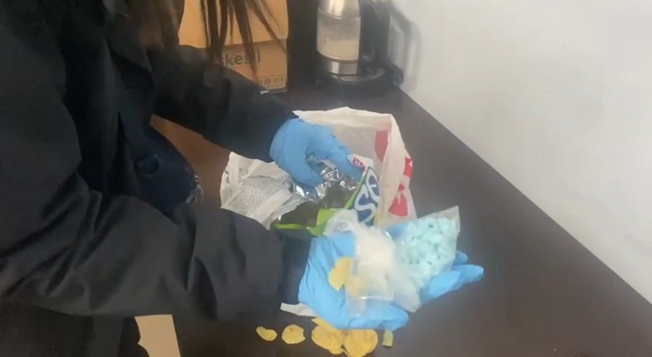 Cips ve çikolatalı bisküvi kutusuna saklanmış uyuşturucu hap ele geçirildi