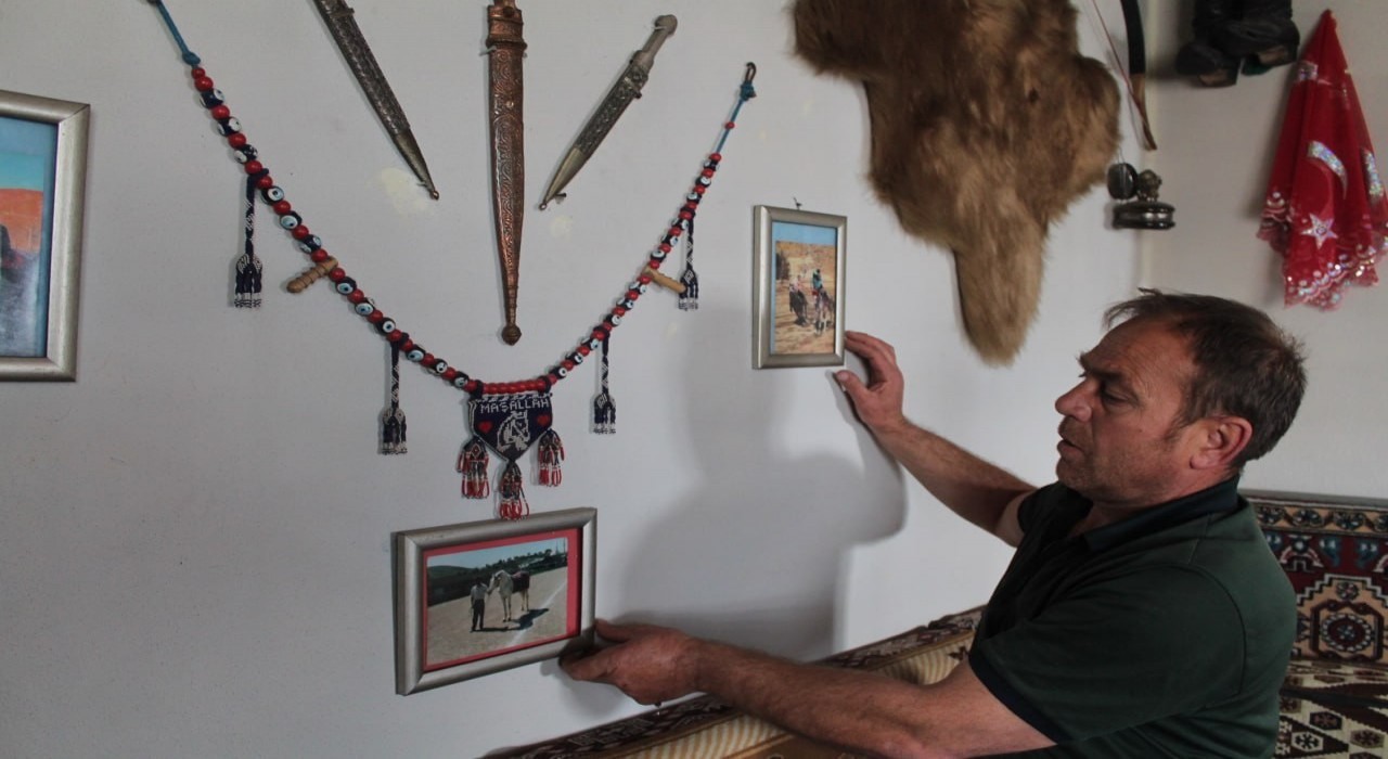 Ciritçi eski at koşum takımlarına ve ata yadigarı antika eşyalara gözü gibi bakıyor