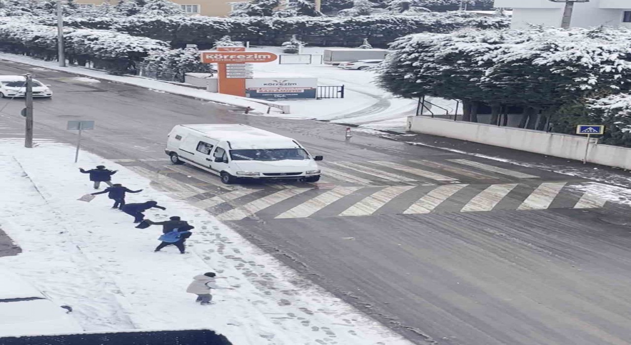 Çocuklar araçlara kar topu attı, yetişkinler böyle karşılık verdi