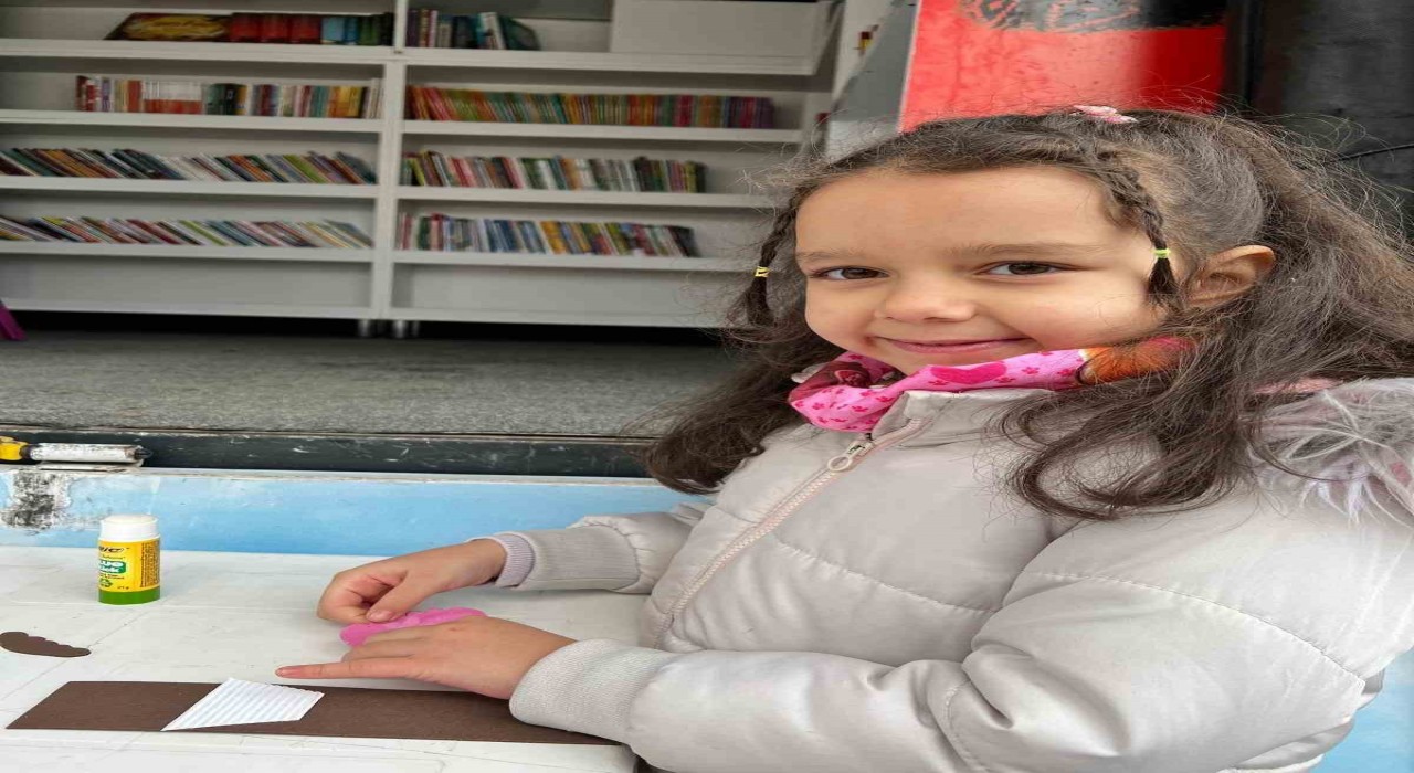 Çocuklar kendi kitap ayraçlarını tasarladı