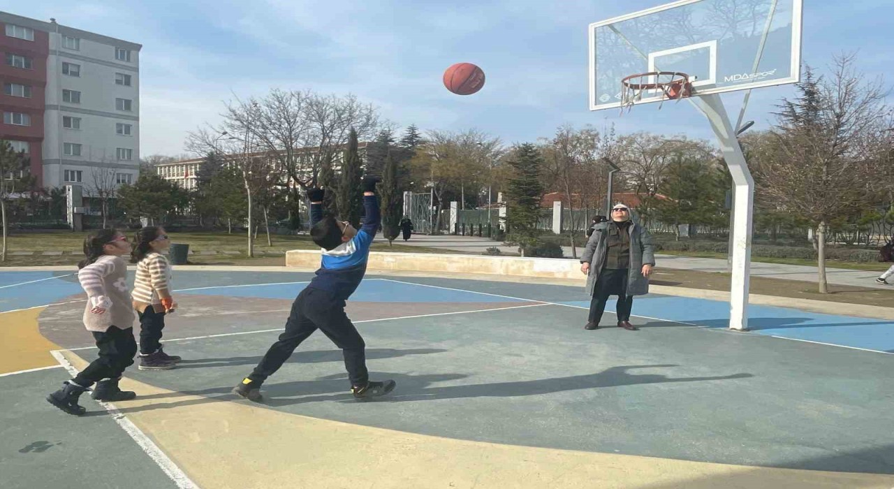 Çocuklar parklarda güzel havanın tadını çıkardı