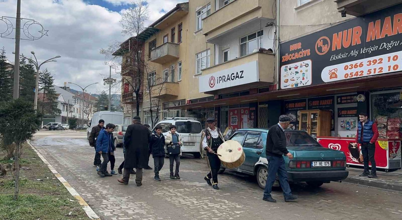 Çocuklar sokak sokak gezip manilerle Ramazanın gelişini kutladı