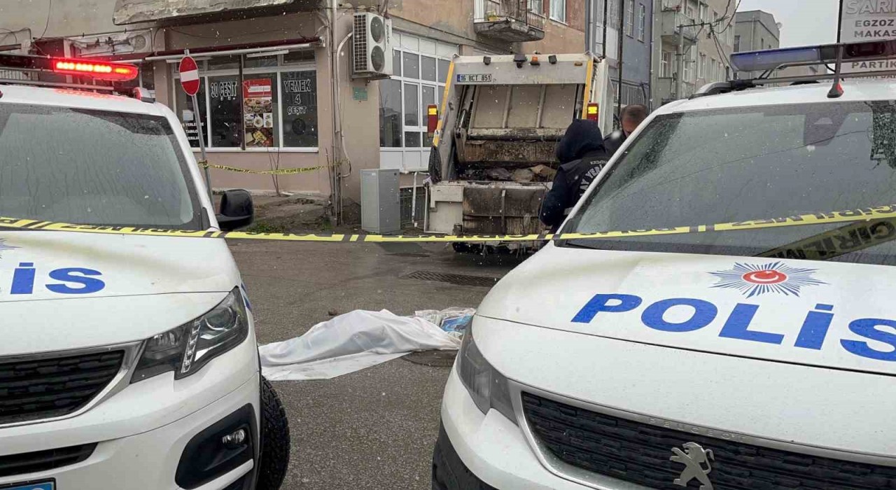 Çöp kamyonunun altında kalan yaşlı kadın hayatını kaybetti