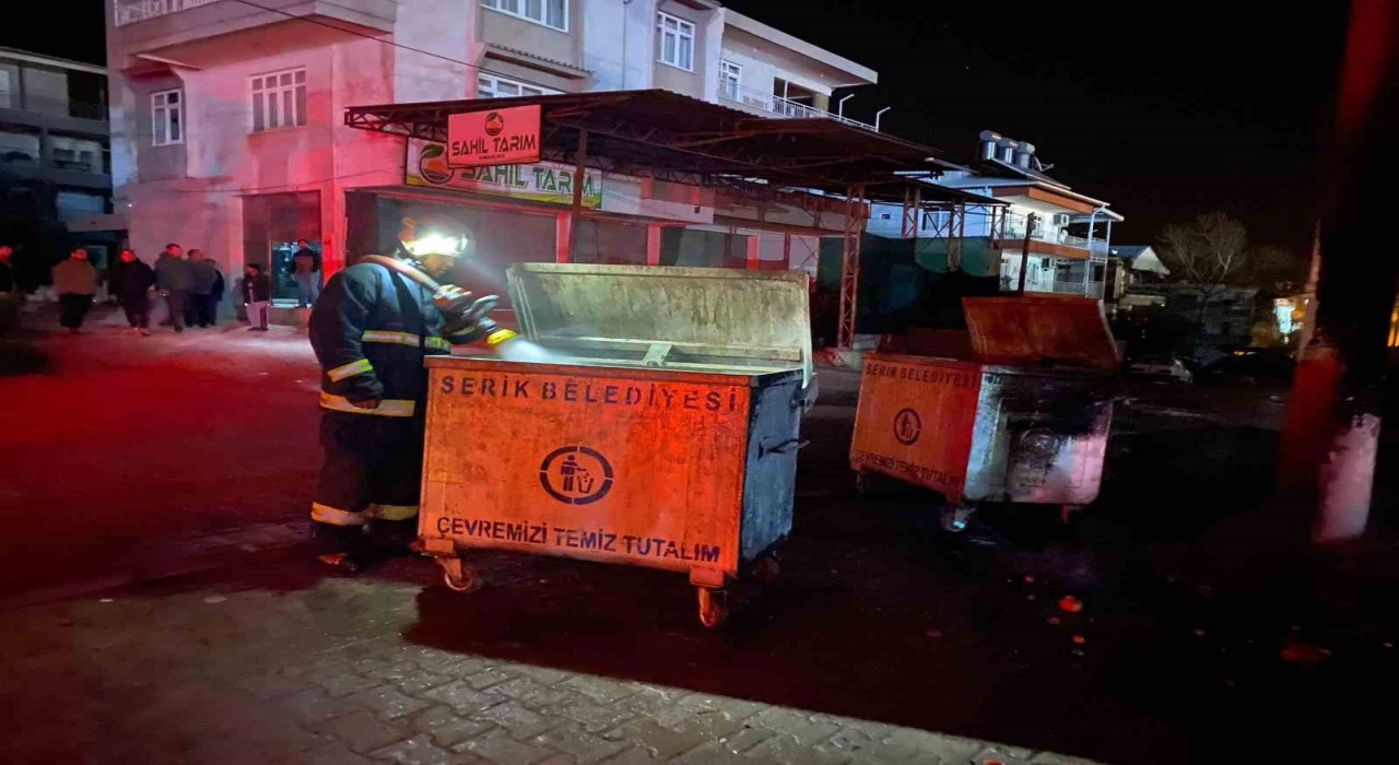 Çöpten aldığı kartonla depoyu ateşe verdi: O anlar kameralara anbean yansıdı