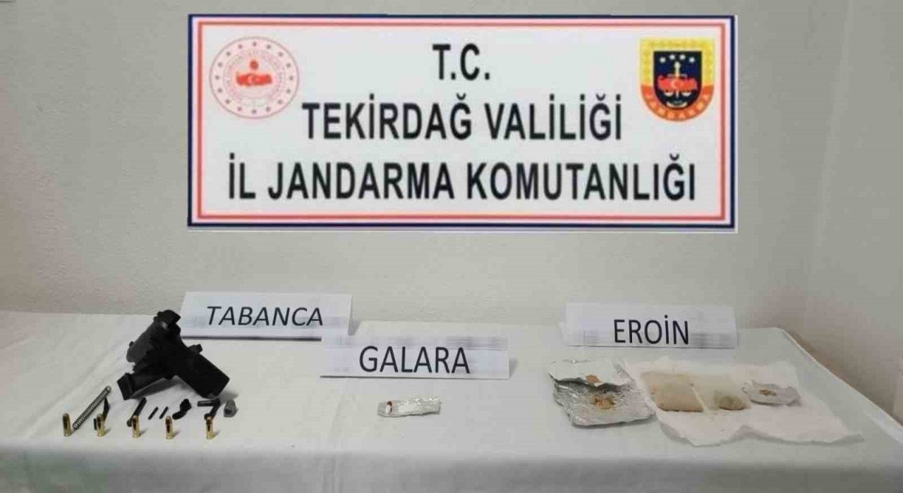 Çorluda araçta uyuşturucu ve silah ele geçirildi