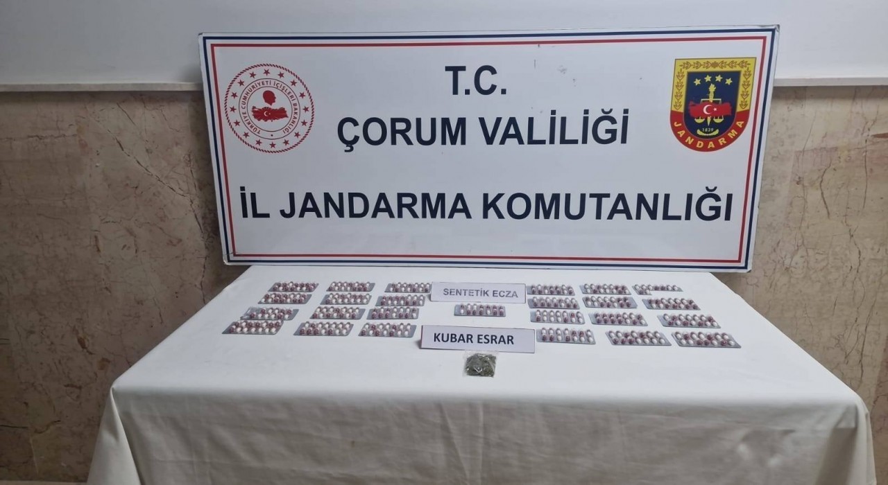 Çorumda 342 sentetik ecza hapı ele geçirildi: 3 gözaltı
